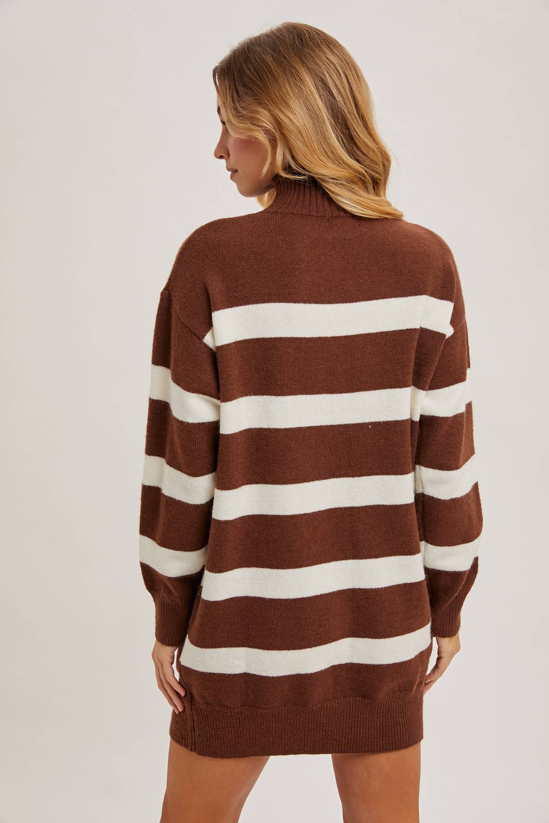 Bluivy – Großhandel Kleid – Damen – GESTREIFTES PULLOVERKLEID MIT ROLLKRAGEN7