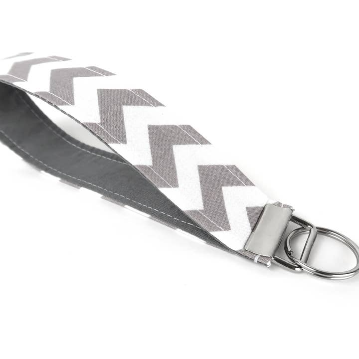 Porte-clés chevron blanc gris pour la vente par Designs By Rachel Lynn