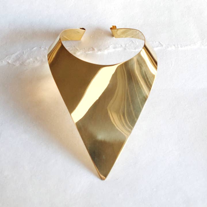 Bisjoux – Großhandel Halsband/Collier – Moderne Dreieck-Brustplatte Brustpanzer aus Messing
