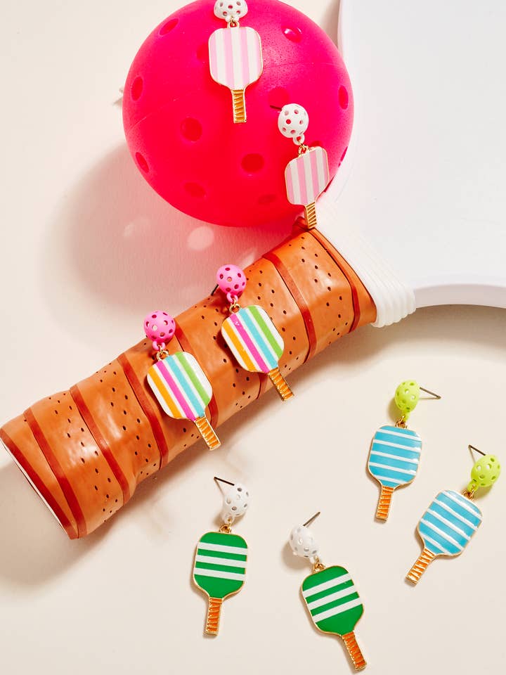 Orecchini a perno con motivo smaltato Pickleball Sport. per la vendita all'ingrosso da parte di Designature New York