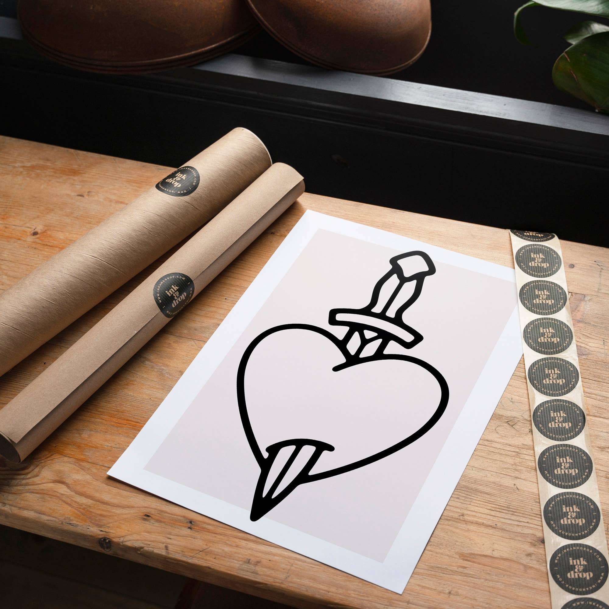 Ink & Drop - Vente Affiche d'art - Coeur Et Dague Noir Et Blanc Style Tatouage Imprimé3