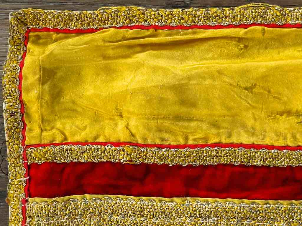 The Niger Bend - Vente Tapisserie/textile - Tissu d'autel en tissu ecclésiastique authentique de conception catholique vietnamienne IHS6