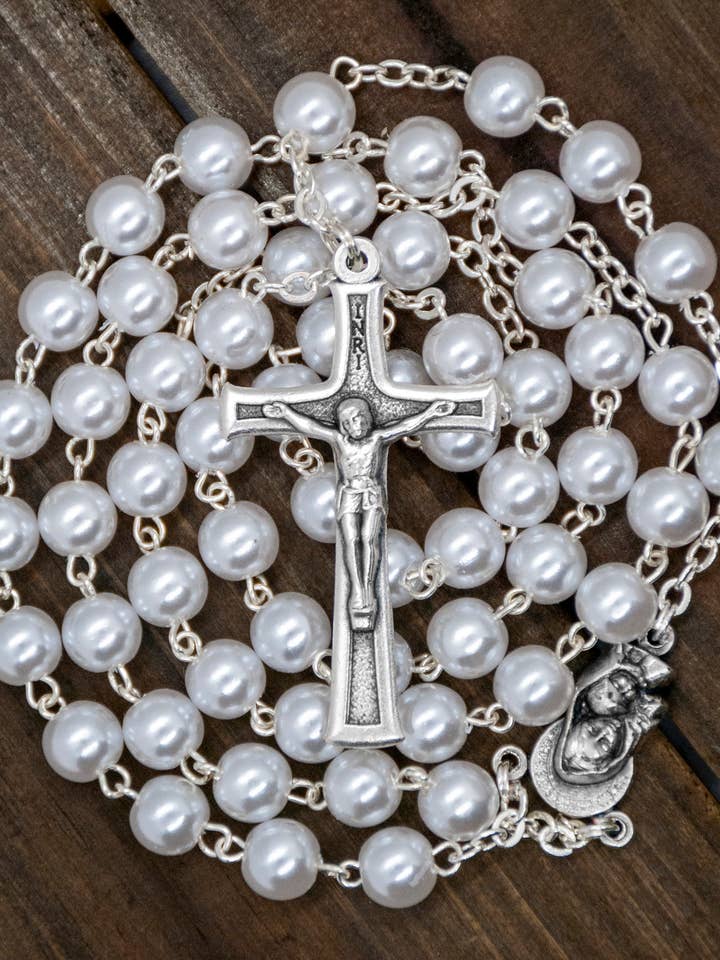 Vit rosenkrans med plastpärlor för wholesale av Village Gift Importers