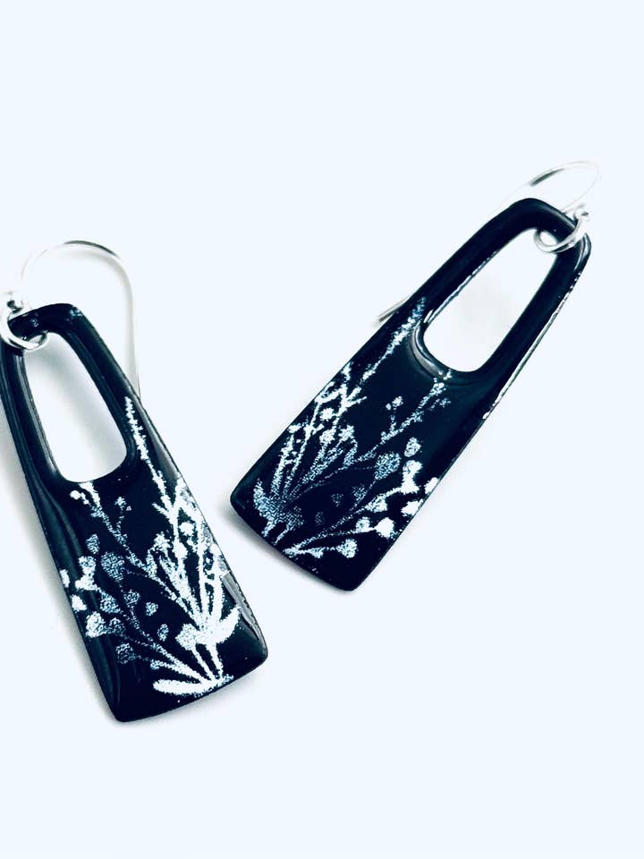 Boucles d'oreilles rectangulaires petites, boucles d'oreilles botaniques noires et blanches pour la vente par Magpie Mouse Studios