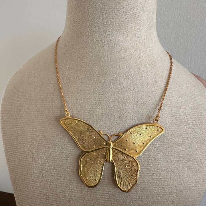 Anokhi Green | Handmade Gemstone Jewelry - Venta al por mayor Collares con colgantes/abalorios - Collar de Cadena con Insecto Mariposa | Collar de Esperanza y Renacimiento