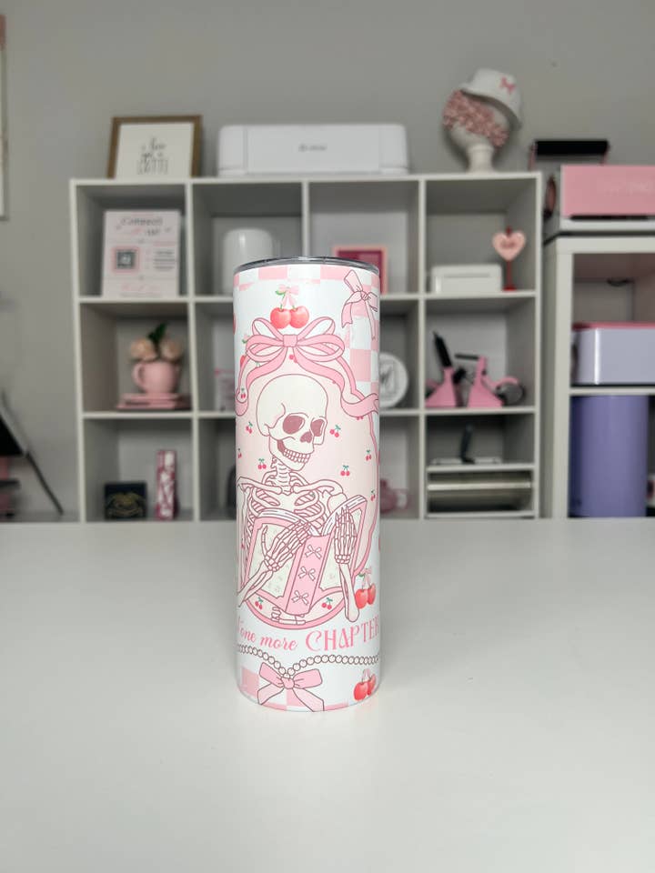 Coquette En Kapitel Mere 20oz tumbler, Bogelsker quencher, Bog 20oz tilpasset tumbler for engroshandel hos Selena Marie LLC