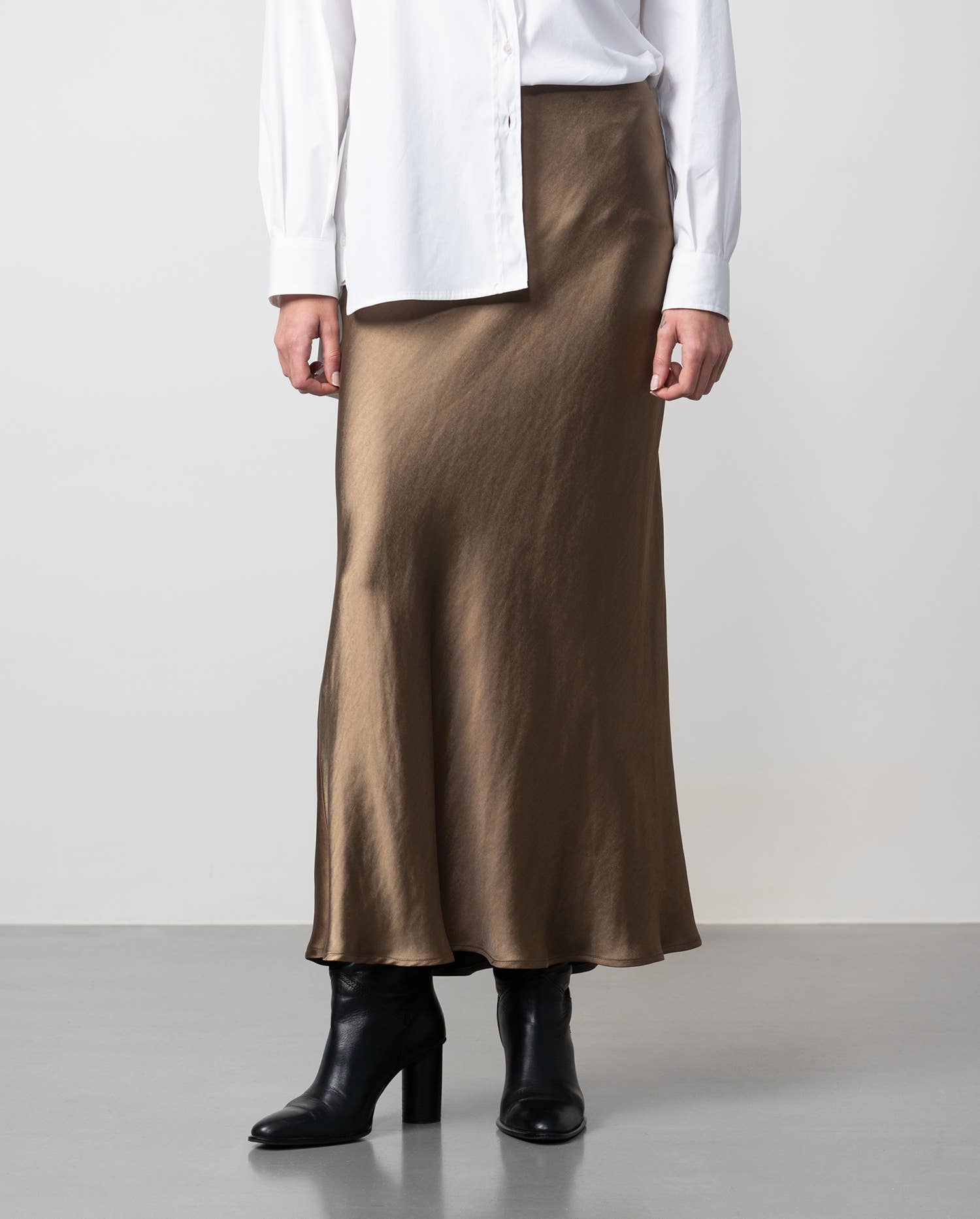 Etiem - Wholesale Skirt - Women's - Satin Midi Skirt1