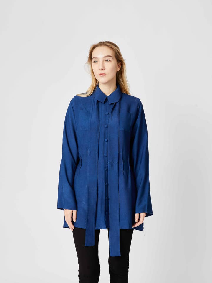 Camicia Empreinte in seta indaco per la vendita all'ingrosso da parte di Noémie Devime Paris