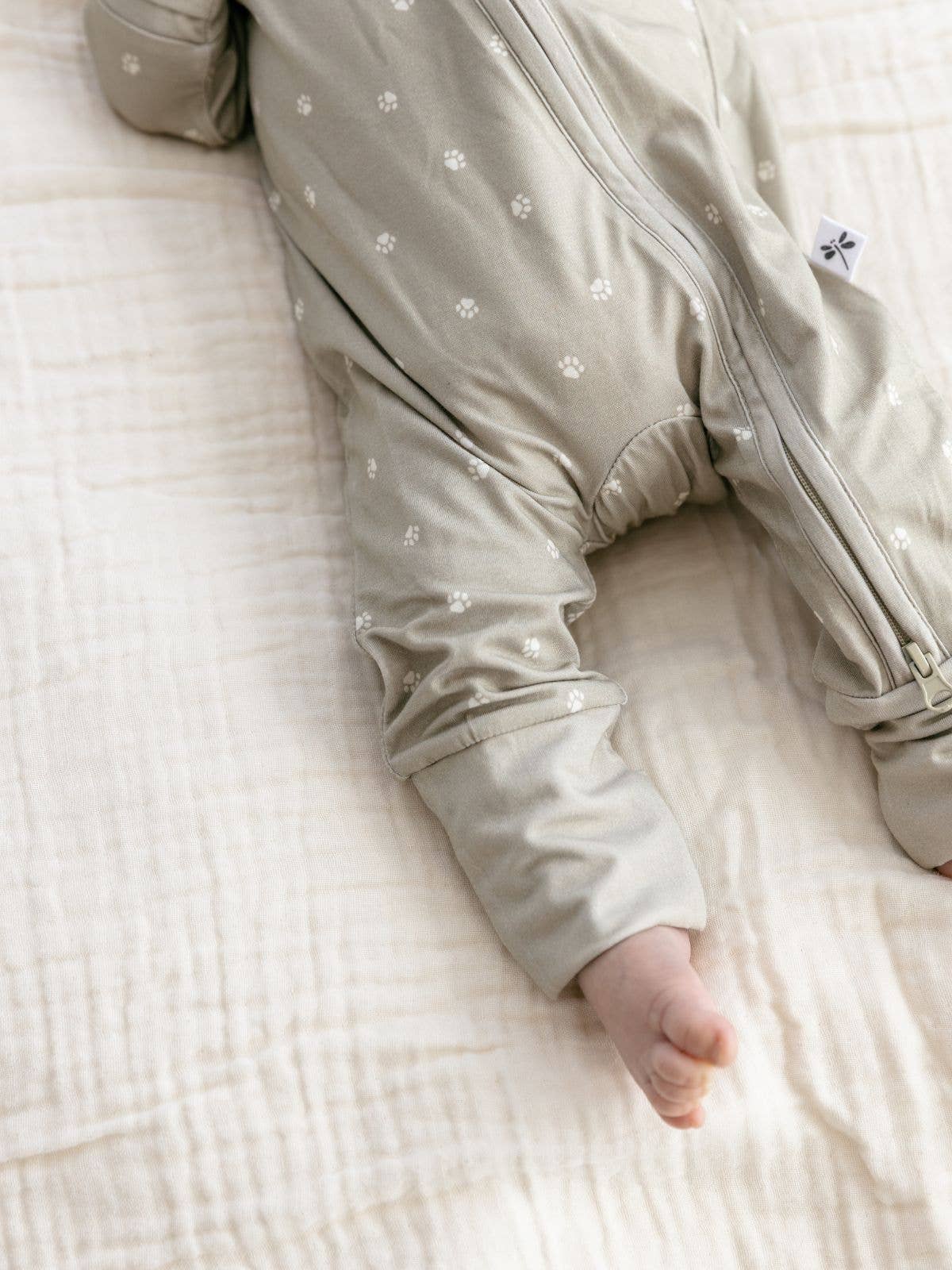 Lilulila - Wholesale Jumpsuit - Baby - Huella de León Mono de Bambú con Cremallera4