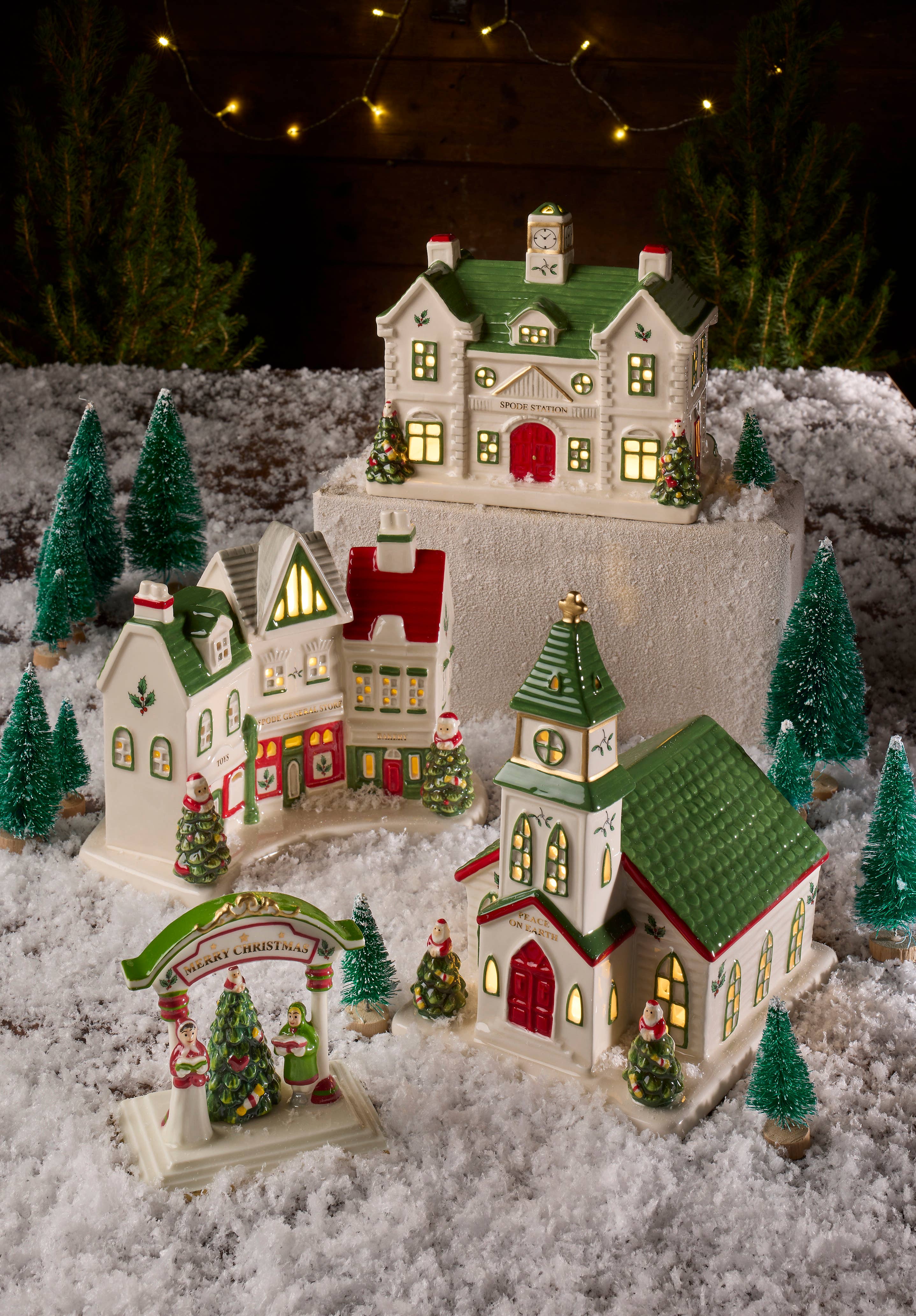 Portmeirion, Spode, Pimpernel, Nacthmann, Wrendale Designs - Wholesale Christmas Decoration - Christmas Tree Village Christmas Carolers2