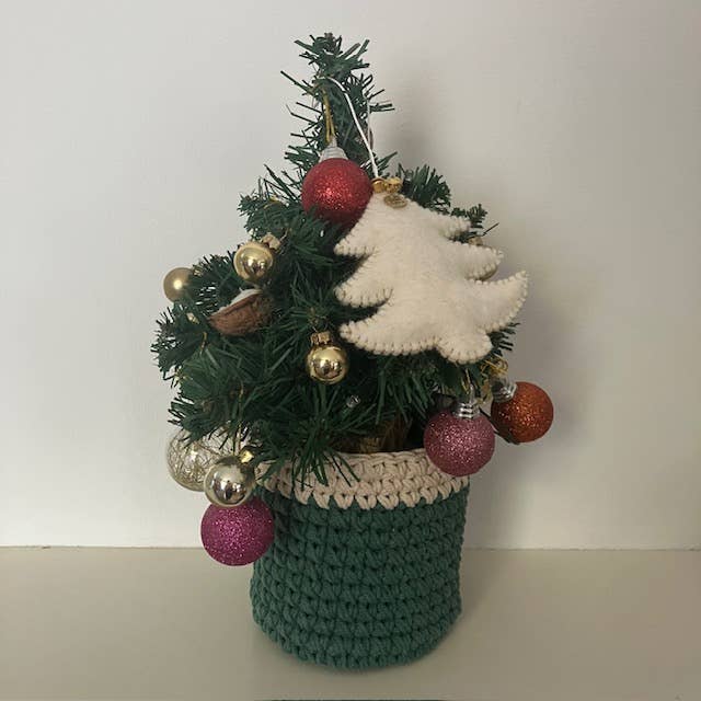 Luna-Leena  - handmade in Nepal – wholesale Ornament – Christmas tree ornament off-white & gold - wool felt handmade1