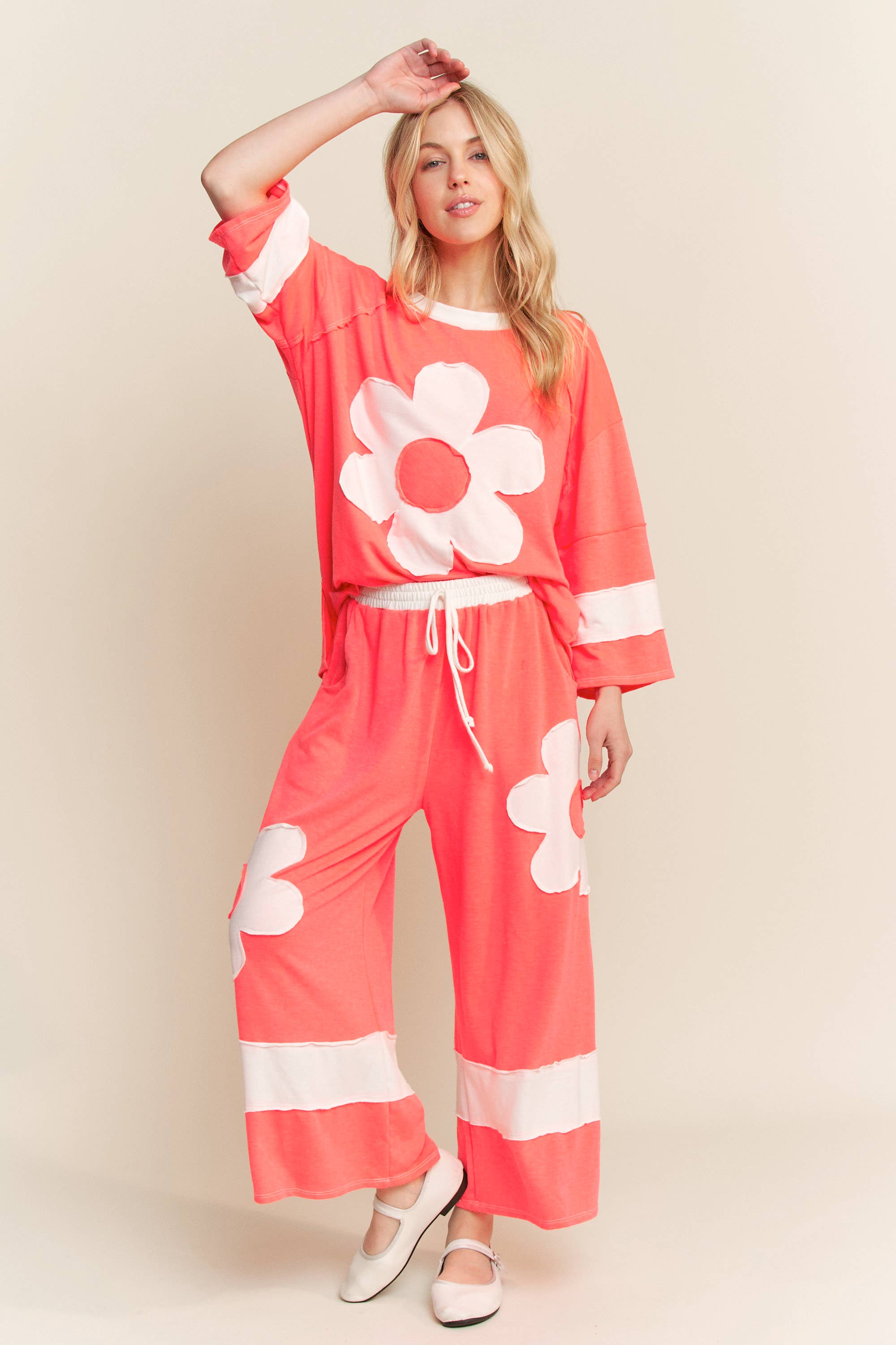 J.Her – Calças - Mulher por atacado – Calças de Perna Larga com Lavagem Mineral e Remendos de Flores HP63349