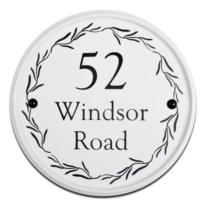 Panneau de maison en céramique, cercle de 24 cm, blanc, gravé pour la vente par The House nameplate company