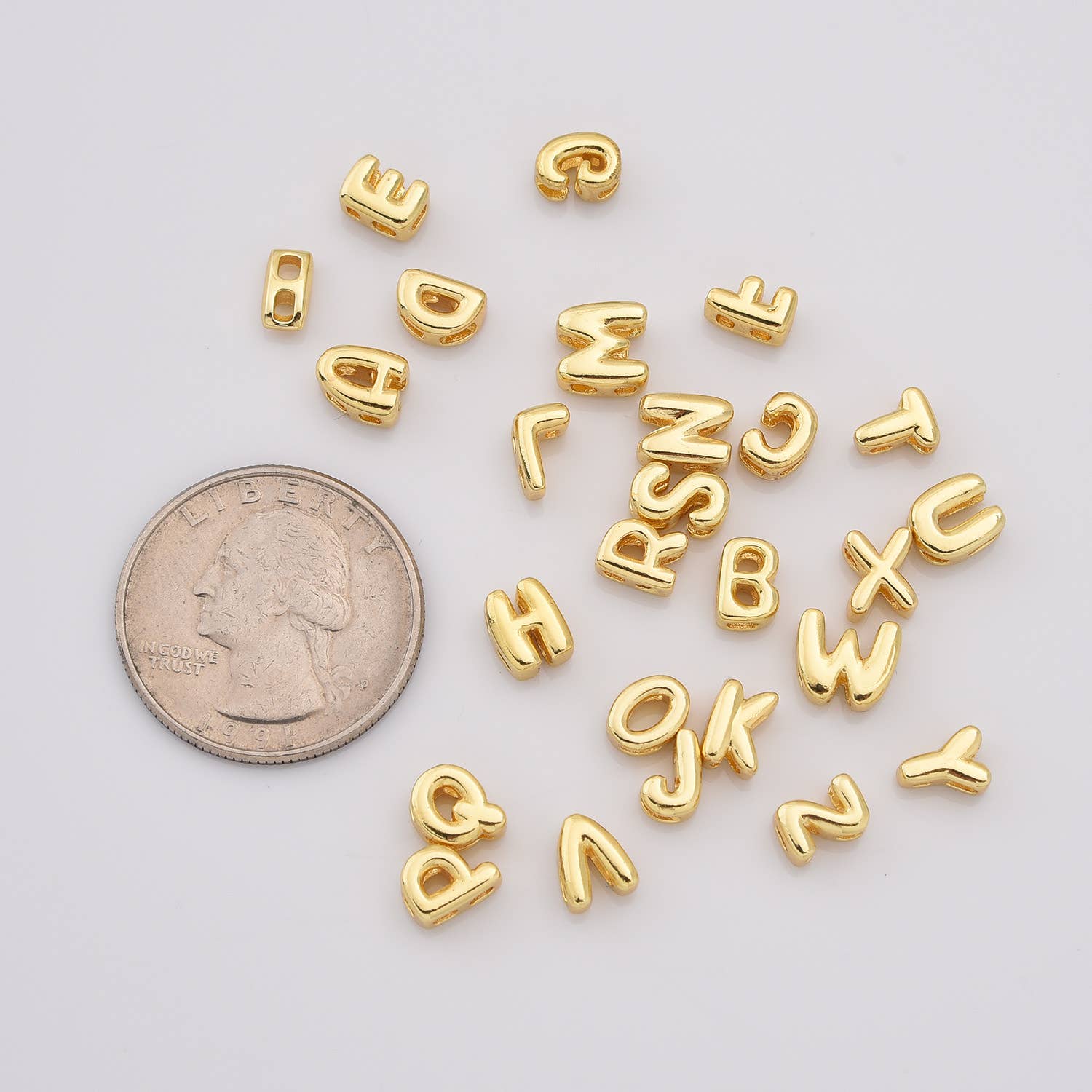 findings4uGem – Großhandel Kette mit Anhänger/Charm – Goldgefüllter Ballon-Alphabet-Anhänger mit Initialbuchstaben, CP21972