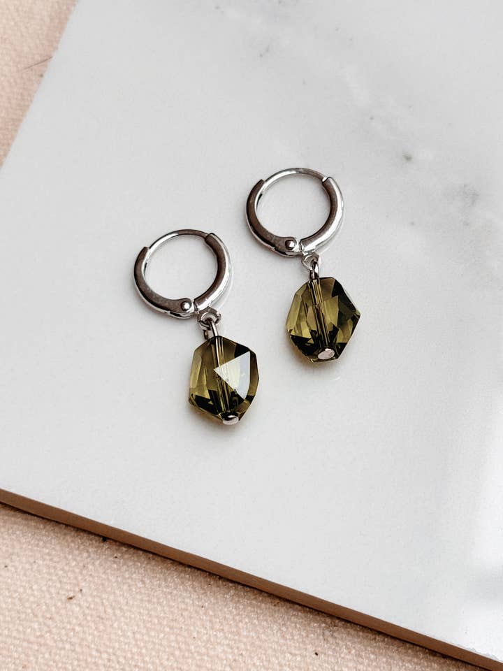 Créoles Huggie en cristal Swarovski vert olive Glam pour la vente par Gracie Rose Designs