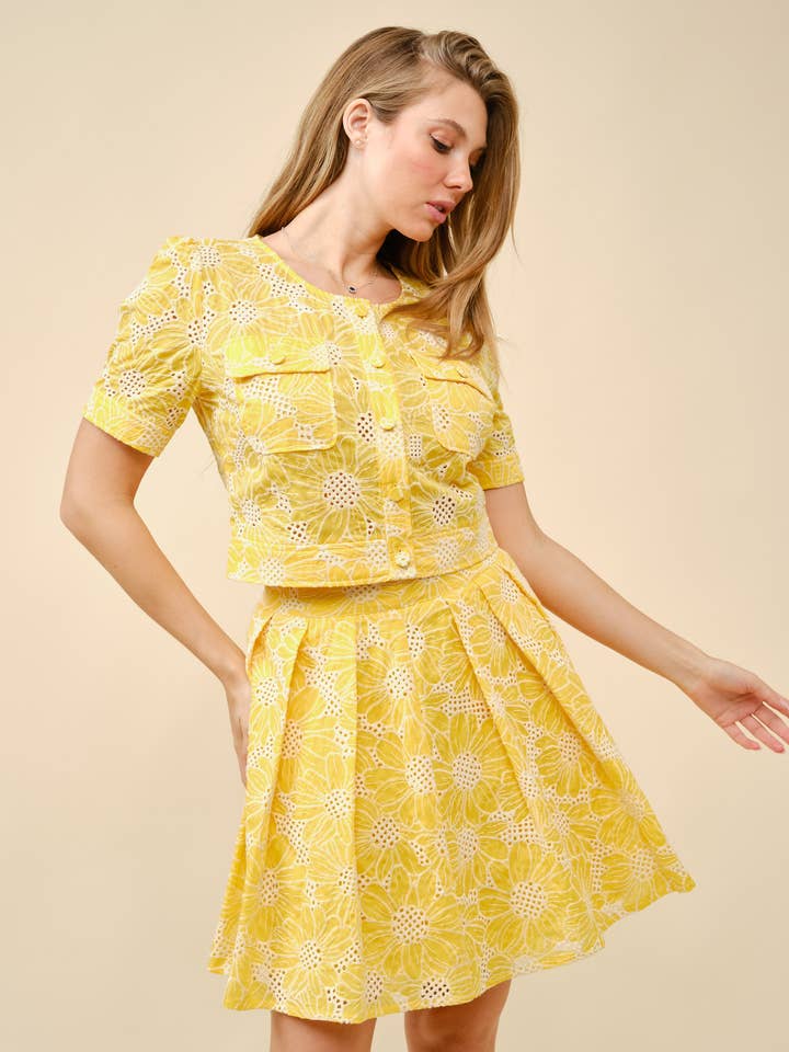 Completo con top e gonna ricamati floreali per la vendita all'ingrosso da parte di Tea & Cup