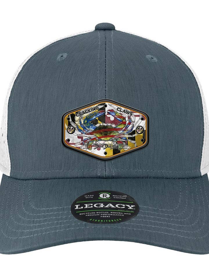 Casquette Éco Performance Crabe Bleu Américain du Maryland Marine Blanc pour la vente par David Dunleavy