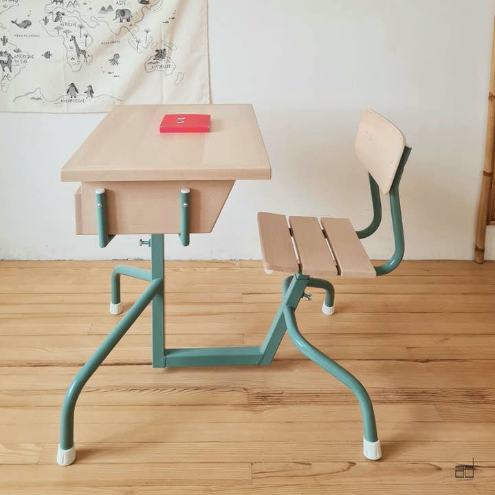 Skolbänk i bokträ med grön metallram för wholesale av Atelier Débardeur