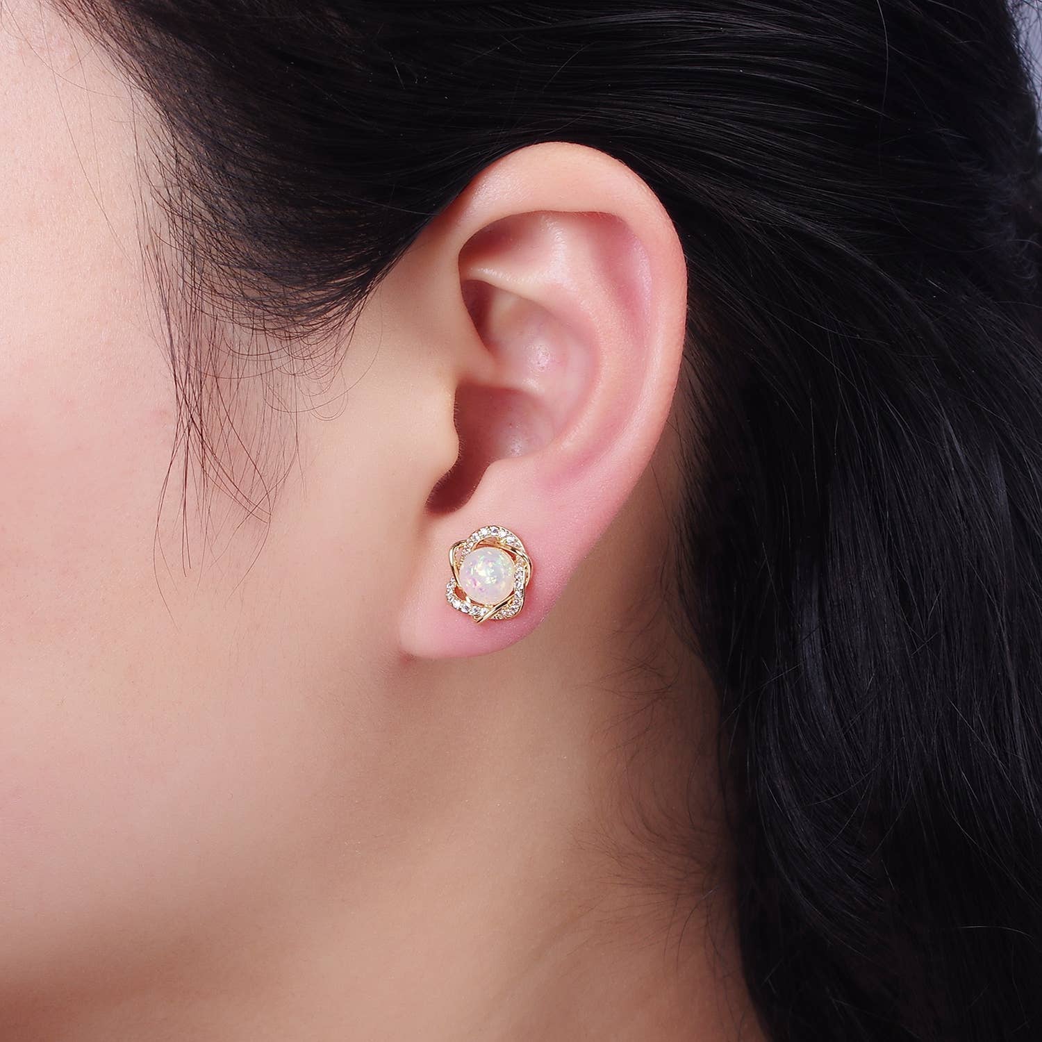 Oro Orecchini a bottone tondi a fascia rotonda con micro pavé curvo in opale bianco in vendita all'ingrosso su Faire5