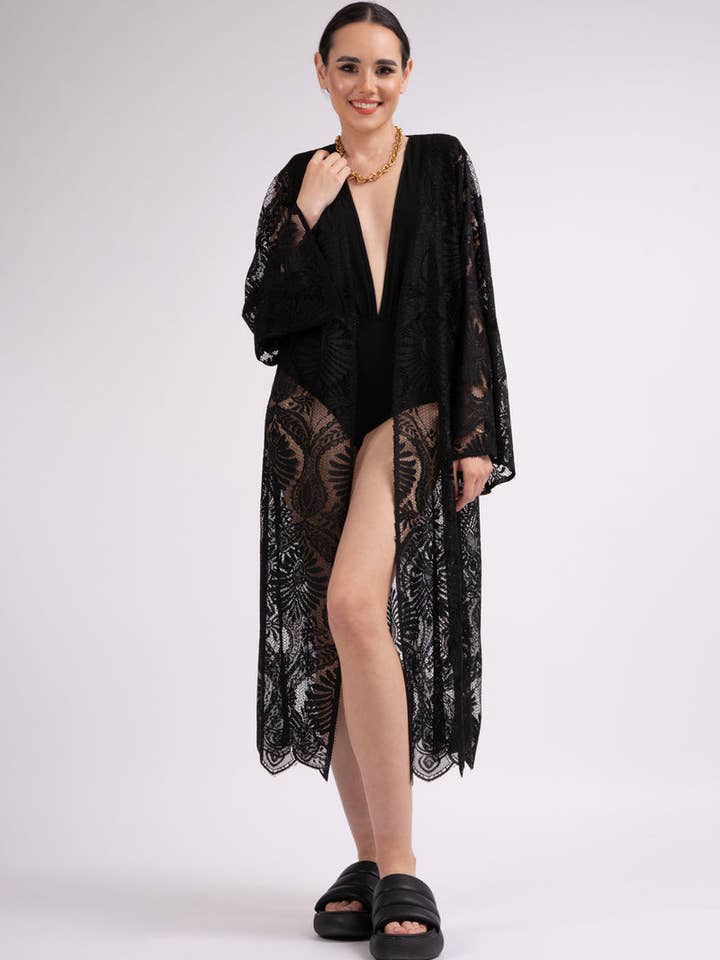 Kimono Nero in Macramè per la vendita all'ingrosso da parte di BLUZAT