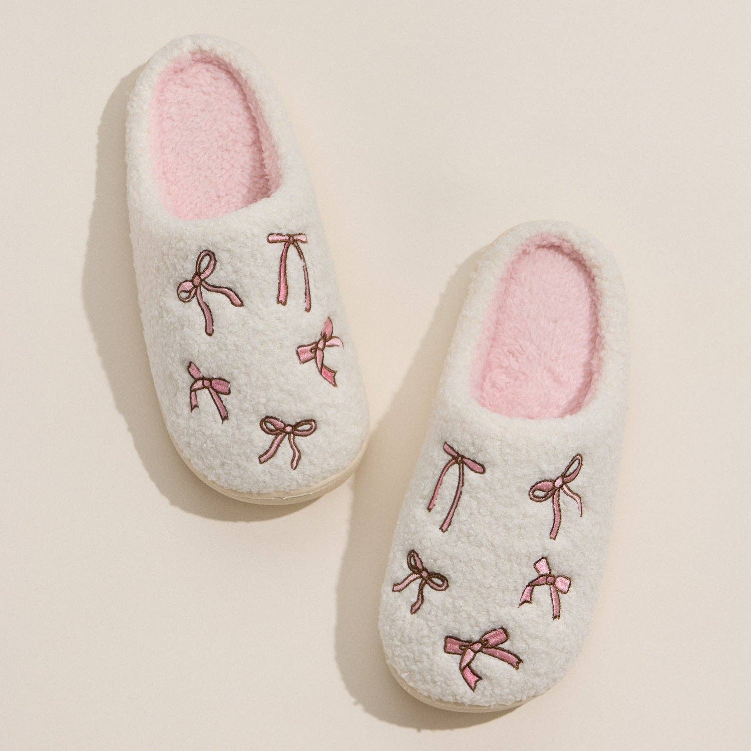 PK Chaussons en peluche brodés avec nœud confortable pour cadeau de Noël en vente sur Faire2