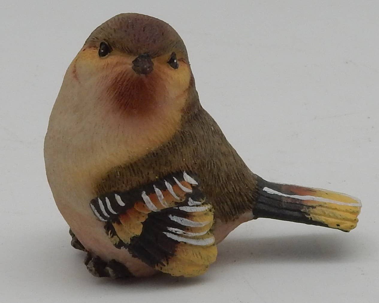 Green Pastures Wholesale - Wholesale Decorative Figurine - Bird Figurines Decor - Polyresin Goldfinch1