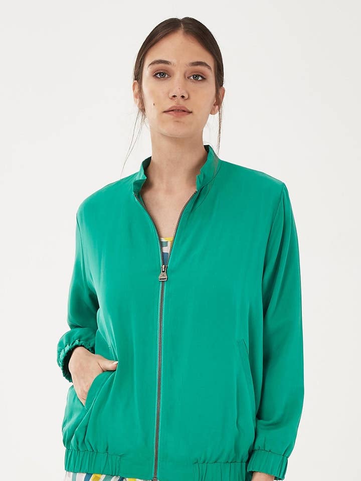 Bomberjacke en TENCEL™ Lyocell couleur émeraude pour la vente par ORGANICATION