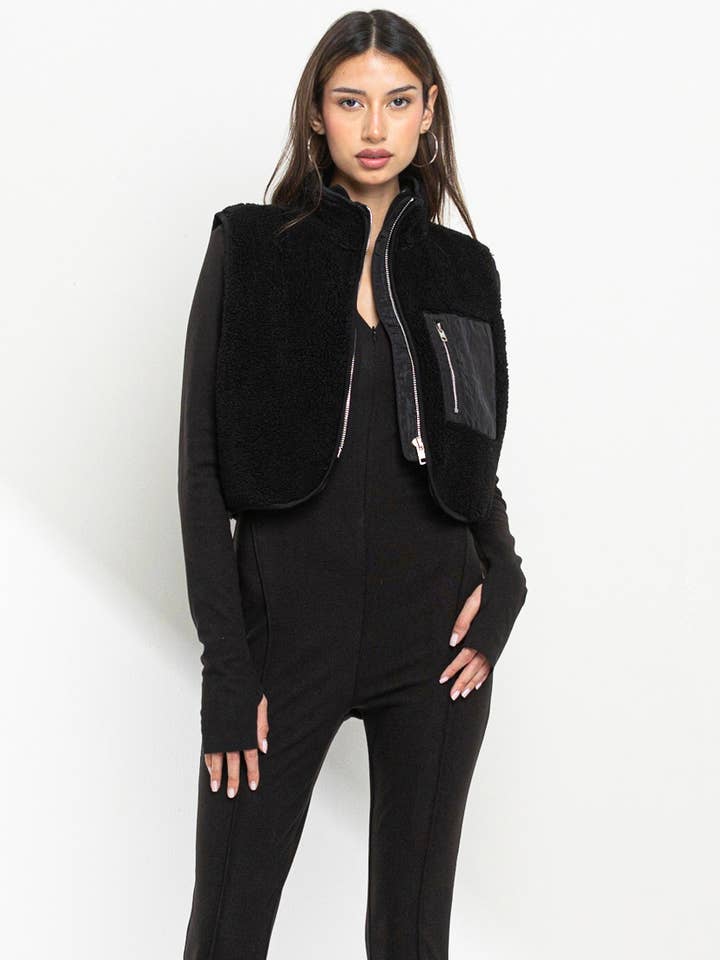 Gilet court col montant en boucle pour la vente par No Vacancy