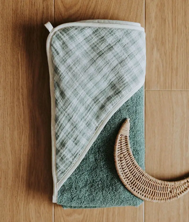 Manufacture des bébés français – Engroshandel Håndklæde med hætte - Børn og baby – Vichy vert de gris badekåbe til baby5