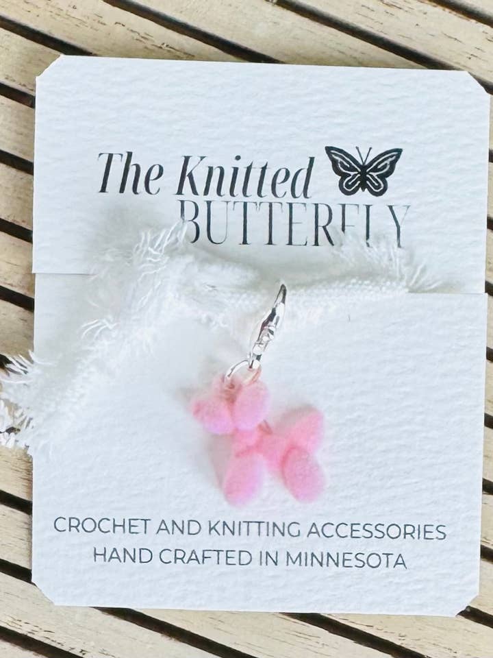 Animal en ballon en velours - Rose pour la vente par The Knitted Butterfly