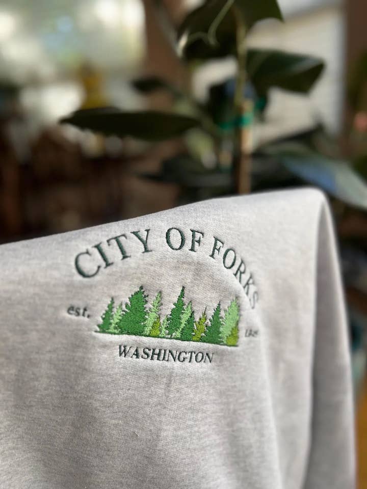 Grigio Felpa ricamata città di Forks, Washington in vendita all'ingrosso su Faire