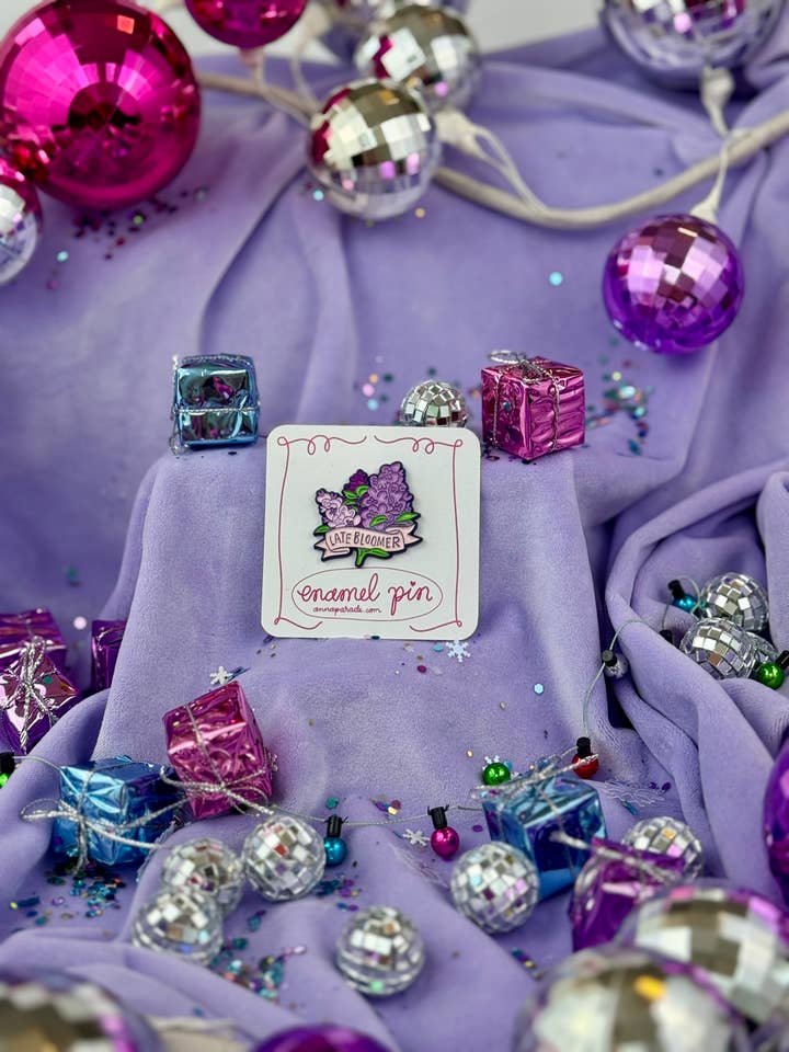 Late Bloomer 1.25 „blød emalje pin for engroshandel hos Anna Parade