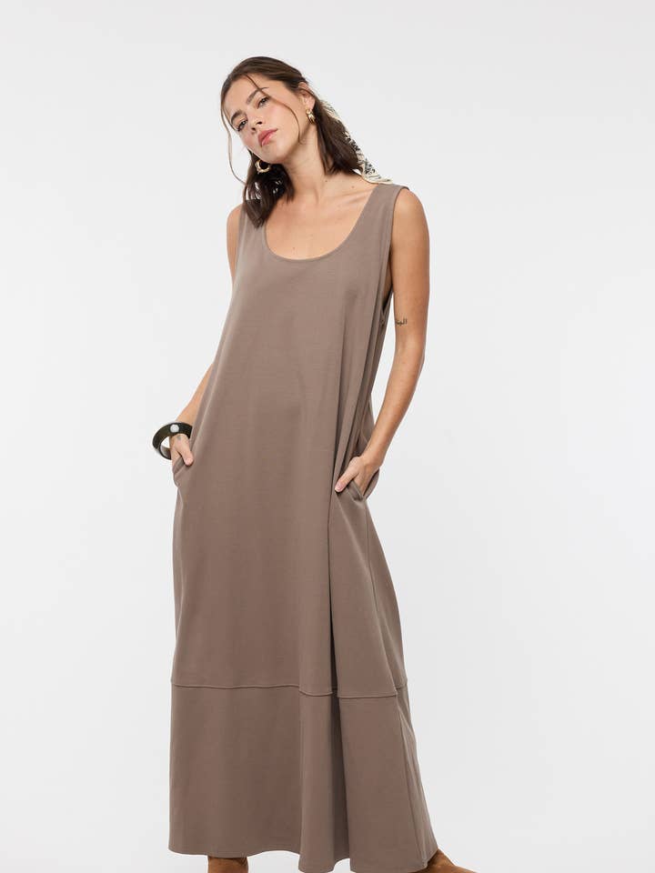 STRIKKET MIDIKJOLE MED ÅBEN RYG I BOMULD for engroshandel hos Wishlist Apparel