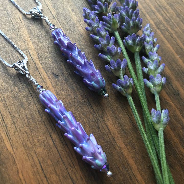 Lavender Beads - Vendita all'ingrosso Collana con ciondolo/pendaglio - Ciondolo lungo con perline di vetro color lavanda su catenina in argento da 61 cm, grande9