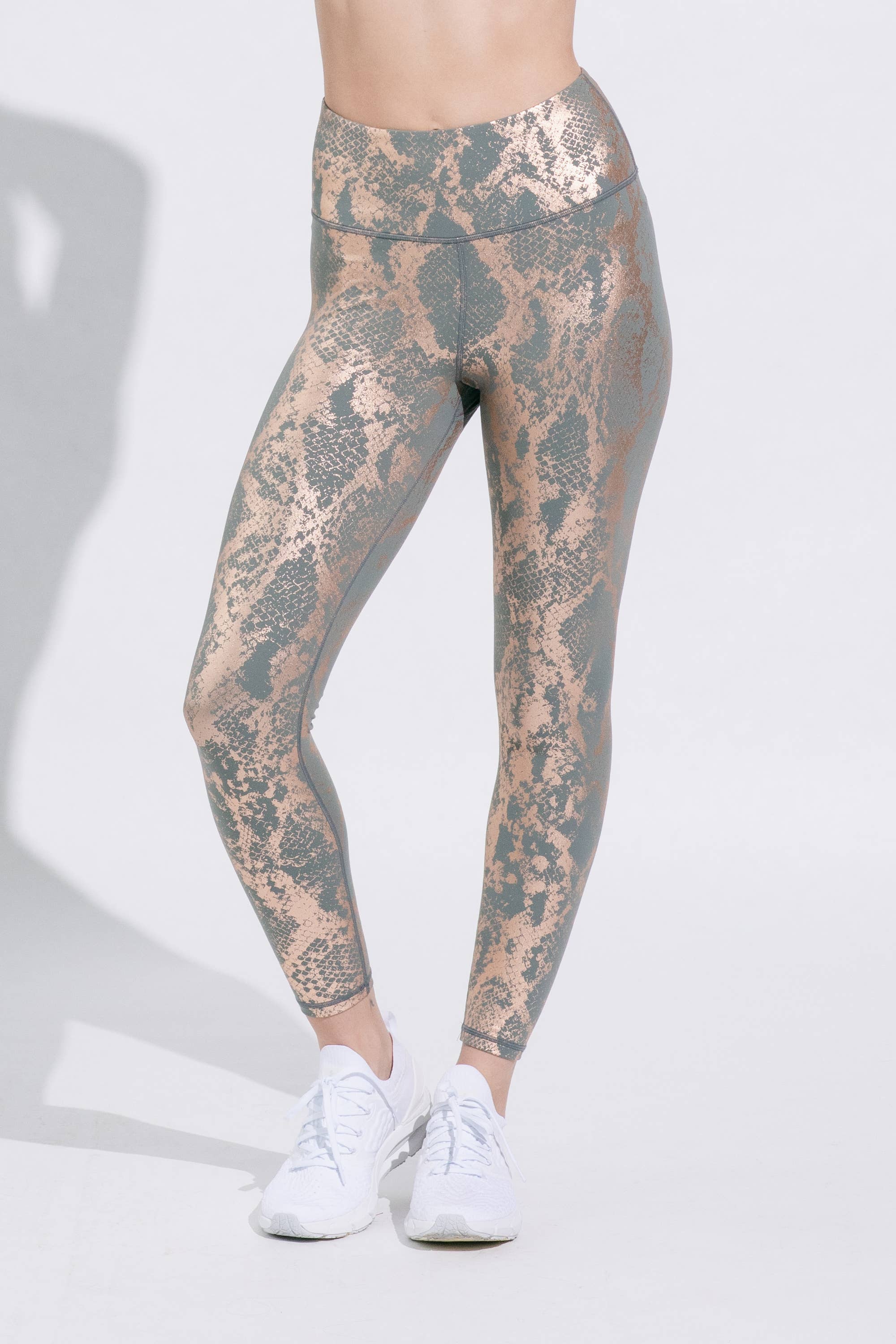 Aspparel – wholesale Sport-/loungeleggings – Dam – Salvia grön hög upphov yoga byxor med guld ormskinn tryck1