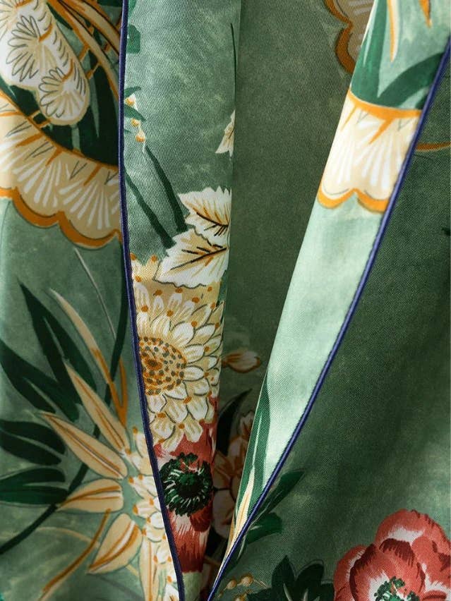 Vert Kimono long à imprimé floral rétro avec ceinture en vente sur Faire4