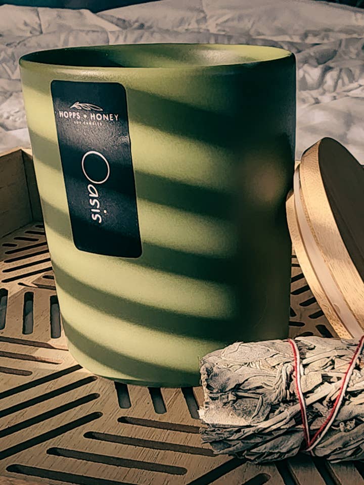 Bougie en pot Oasis en céramique sauge, denim, terre de Sienne brûlée pour la vente par Hopps and Honey