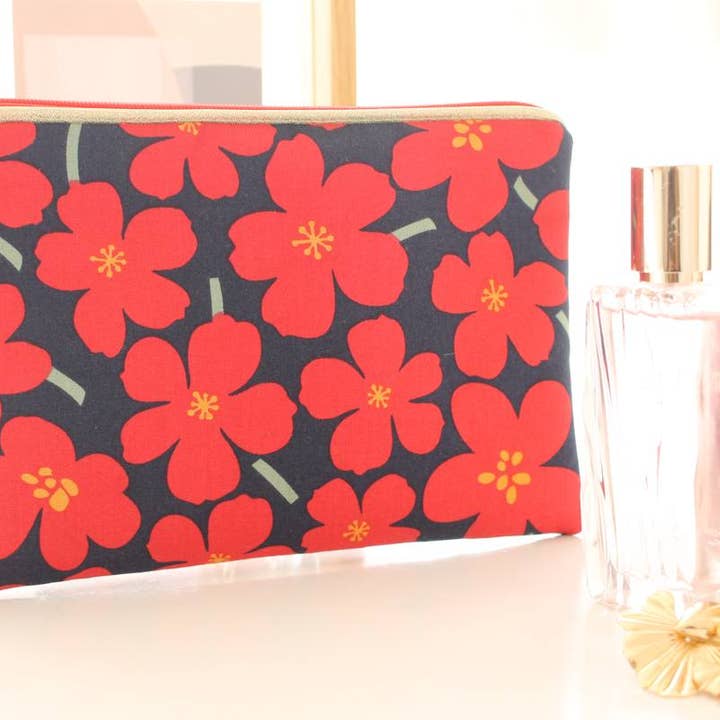 Pochette zippée Alna fleurs rouges pour la vente par Sabrina Trefle