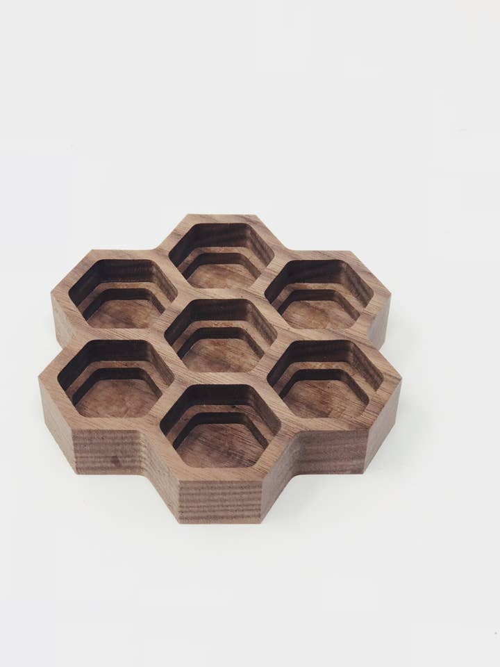 Porta olio a nido d'ape in acero per la vendita all'ingrosso da parte di Kindred Essentials