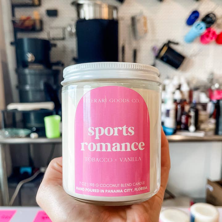 Literari Goods, Co | Book Themed Candles + Gifts - Venta al por mayor Velas en tarros - Romance Book Candle, mercancía de librería, lector de libros de regalo