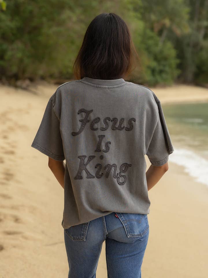 Pas Désolé Jésus Est Roi T-shirt Lourd pour la vente par Elevated Faith