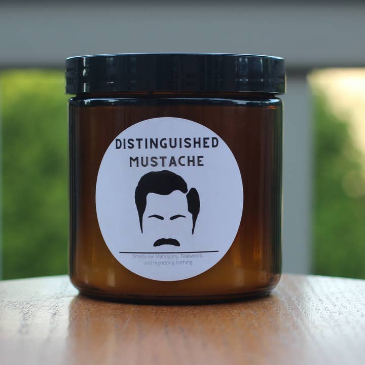 Distinguished Mustache - Candela in vaso ambrato da 10 per la vendita all'ingrosso da parte di Wooster Candle Company
