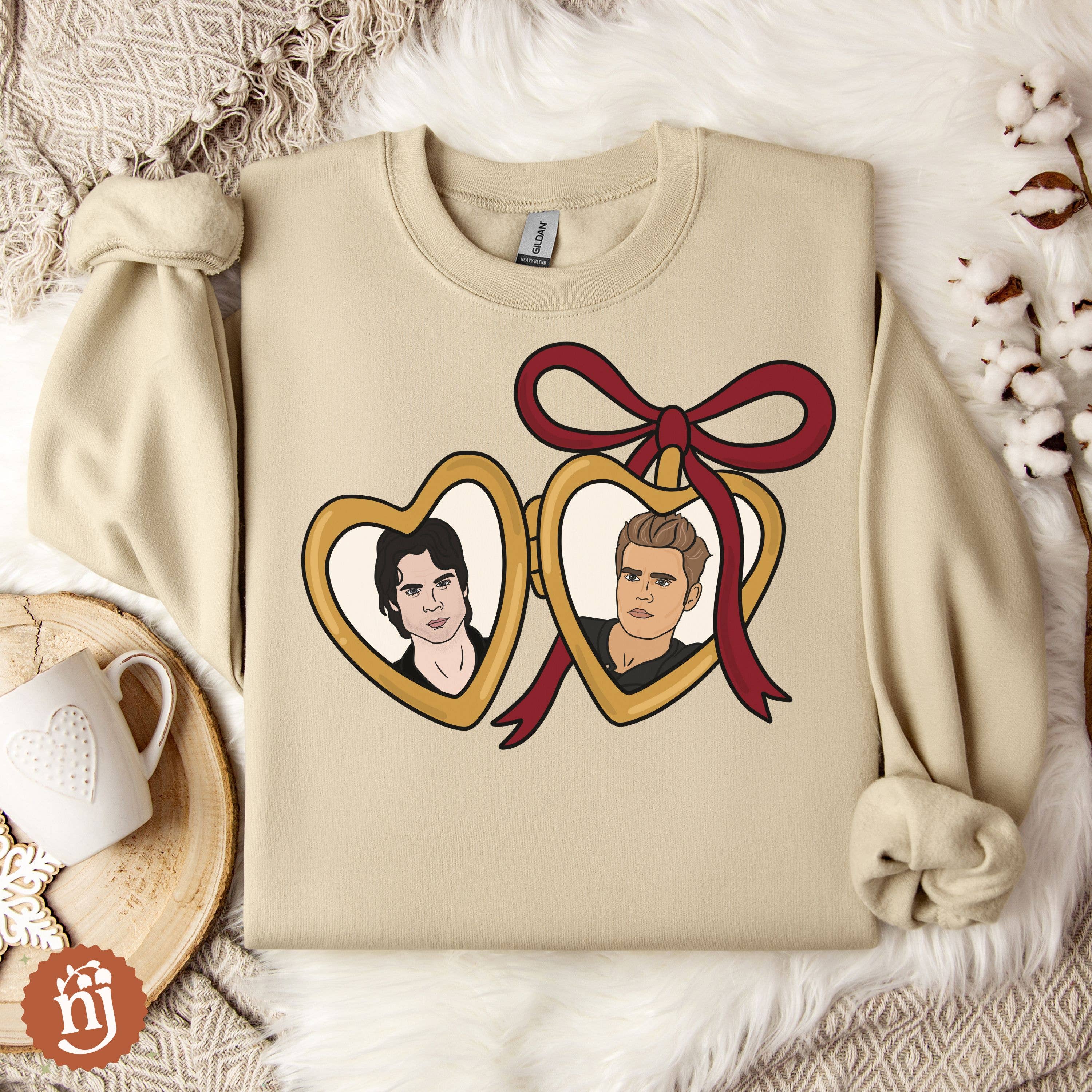 Nearly June Design Co - Vendita all'ingrosso Felpa - Unisex - Felpa con ciondolo dei fratelli Salvatore di The Vampire Diaries1