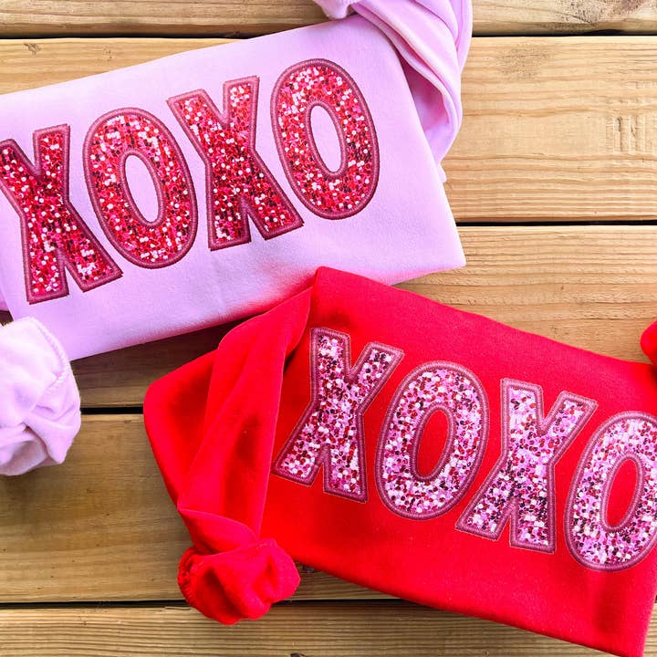 Felpa *FAUX* Glitter XOXO per la vendita all'ingrosso da parte di COTTON PRESS CO.