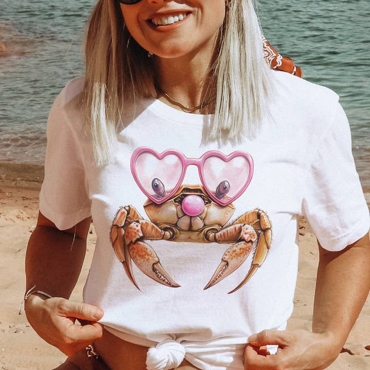 Maglietta grafica da spiaggia con granchio, gomma da masticare, occhiali da sole, oceano e resort. per la vendita all'ingrosso da parte di Par.tees by Party On!