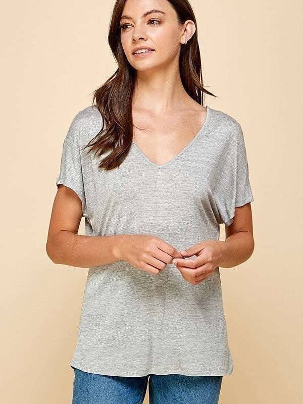 AY46988 - T-SHIRT COM DECOTE EM V DESCONTRAÍDO por atacado de Heart & Hips