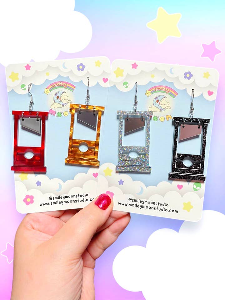 Boucles d'oreilles Guillotine pour la vente par Smiley Moon Studio