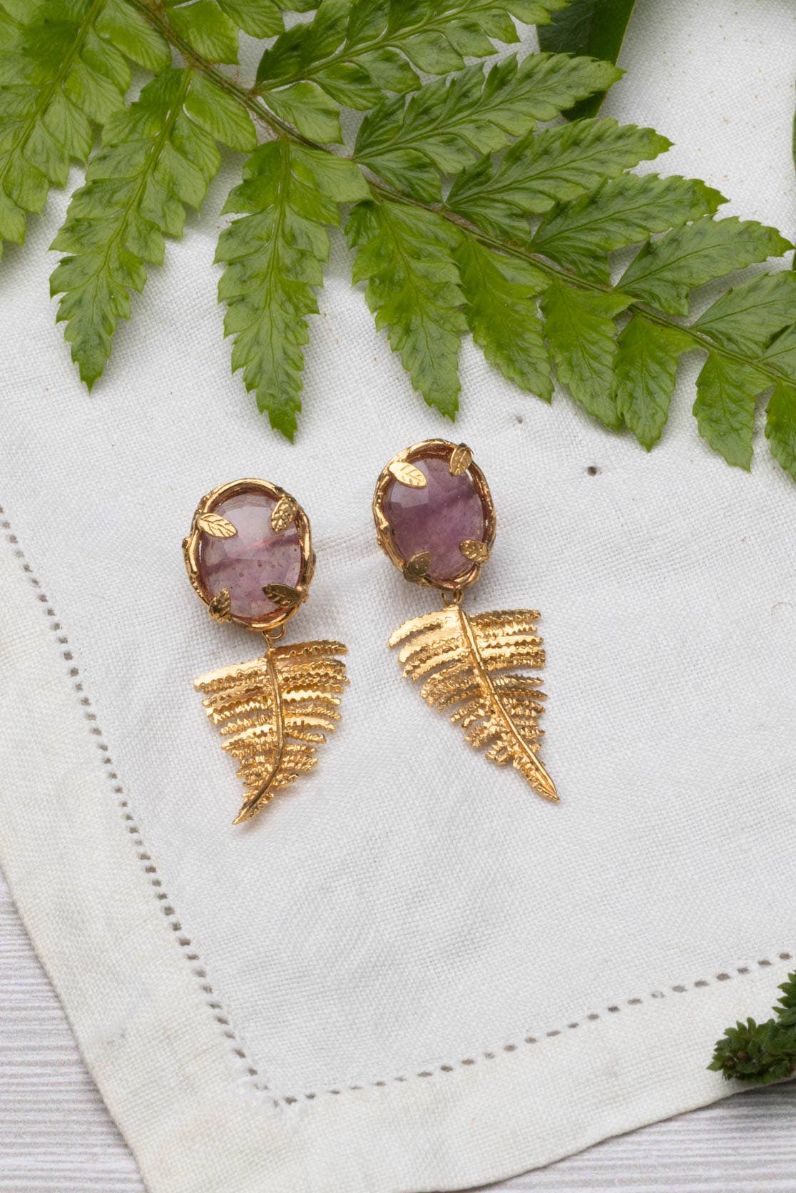 Amanda Coleman Jewelry – Großhandel Ohrhänger – Botanische Nest-Ohrringe mit Farnanhänger und Labradorit-, Rubin- oder Kyanit-Edelstein16