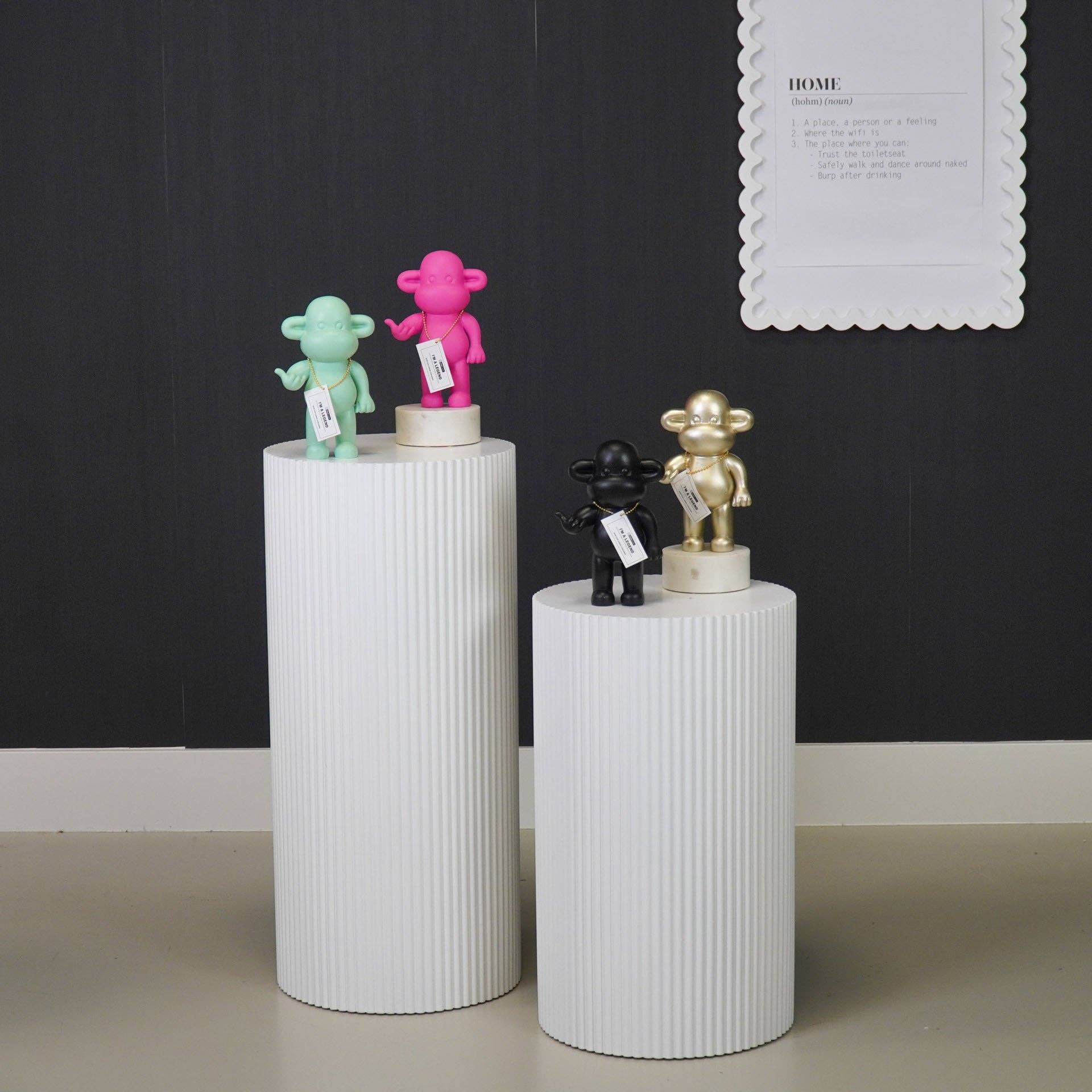 Housevitamin bv - Vente Figurine décorative - Ornement - Figurine singe « The Legend » en polyrésine rose - 11x7x19 cm7