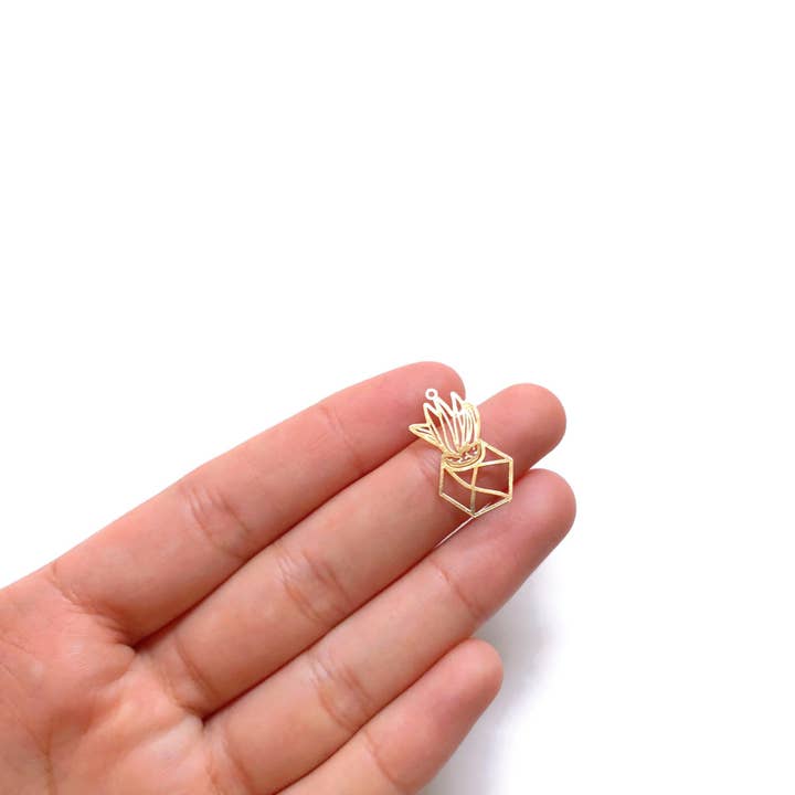 Breloque dorée en forme de plante succulente, 23 mm, 4/+, motif de plante d'art moderne pour la vente par Crafters Resort